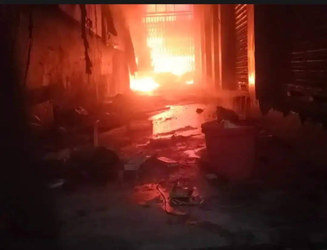दिबियापुर में इलेक्ट्रॉनिक्स की थोक दुकान में भीषण आग, 30 लाख का सामान राख