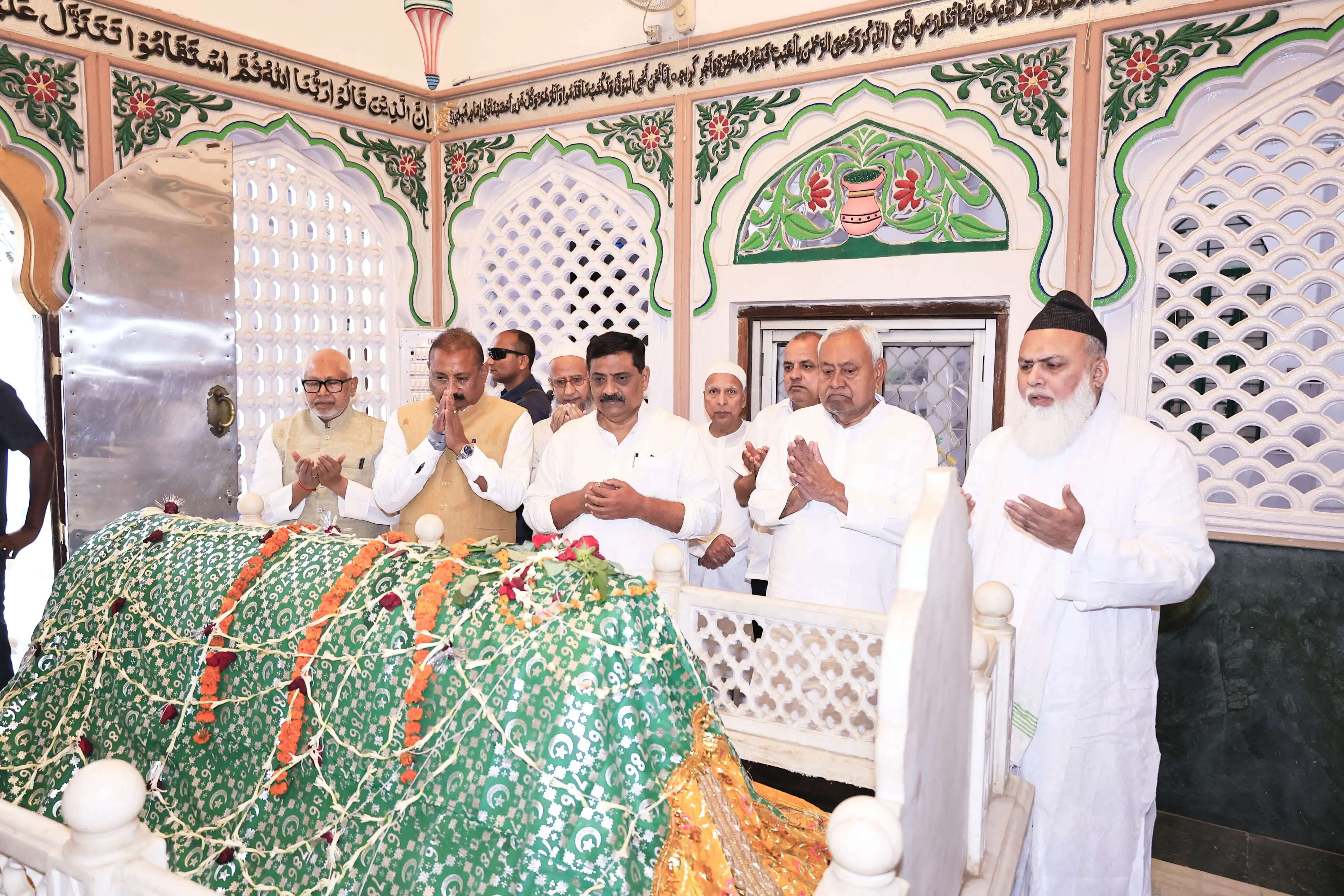 मुख्यमंत्री ने ईद-उल-फितर के अवसर पर विभिन्न जगहों का किया भ्रमण, दी बधाई