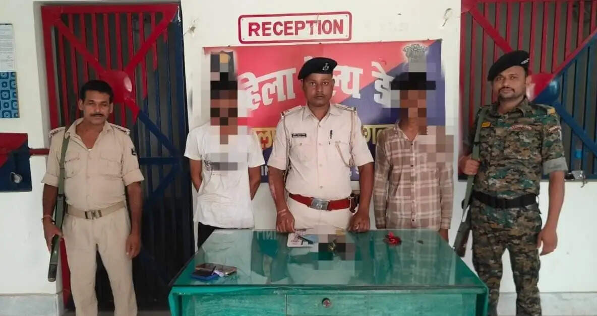 हथियार के बल पर लूट करने वाले दो अपराधी गिरफ्तार, हथियार और नकदी बरामद