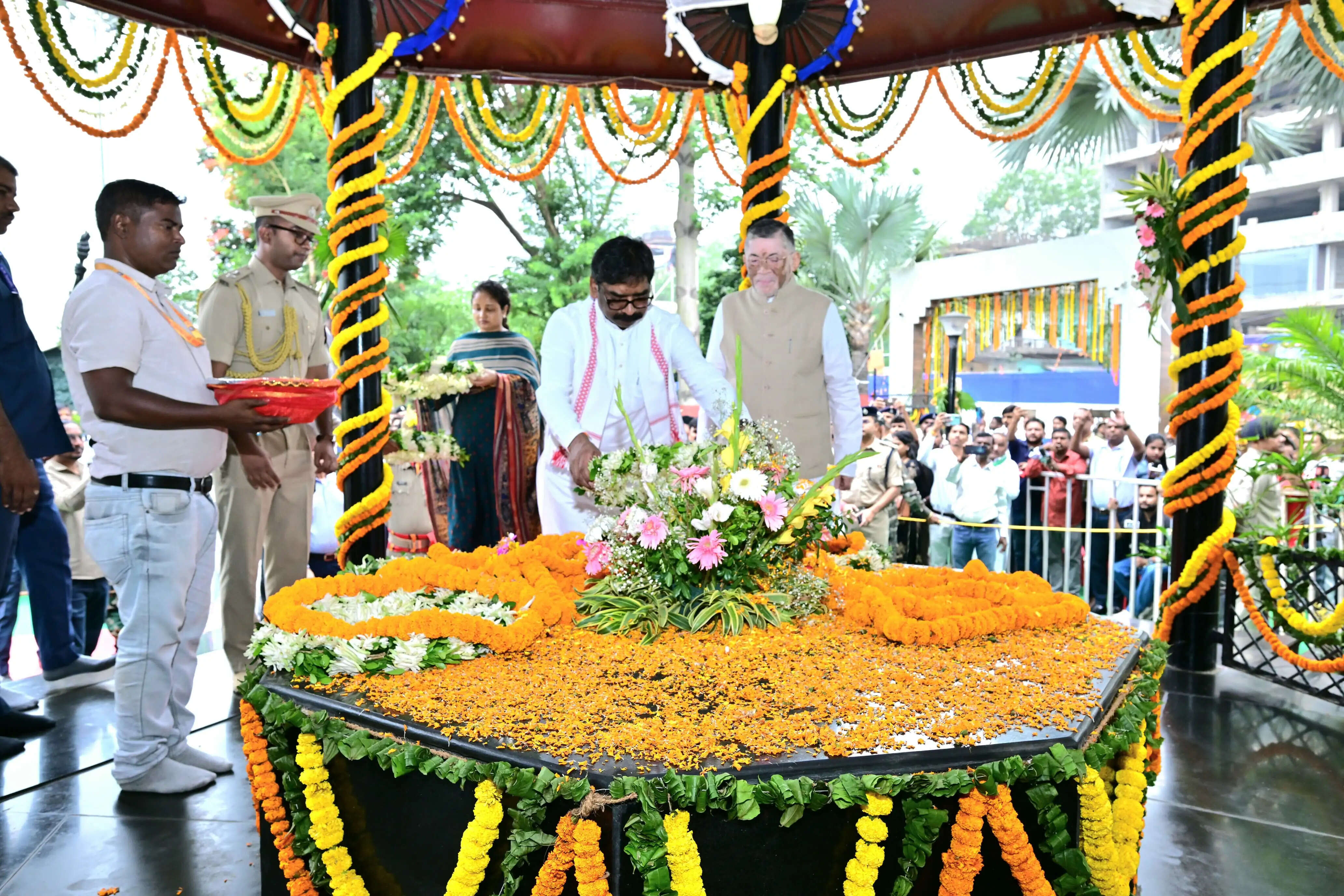 राज्यपाल और मुख्यमंत्री ने धरती आबा भगवान बिरसा मुंडा को दी श्रद्धांजलि