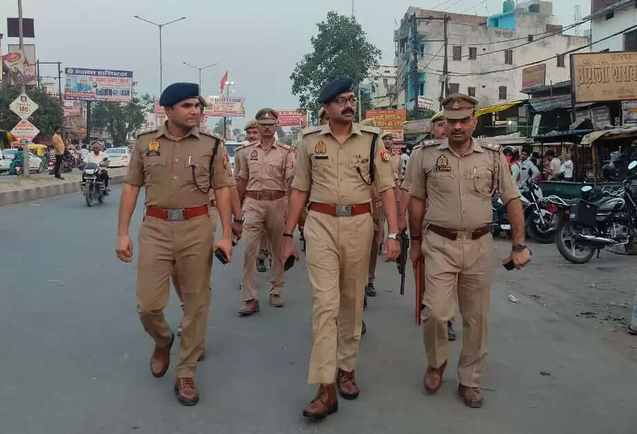 देवरिया : अक्षय तृतीया पर सलेमपुर में पुलिस अधीक्षक का पैदल गश्त, सुरक्षा व्यवस्था का लिया जायजा