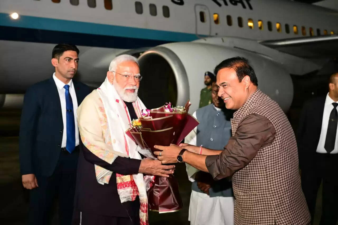 गुवाहाटी पहुंचे प्रधानमंत्री का हवाई अड्डे पर मुख्यमंत्री ने किया स्वागत
