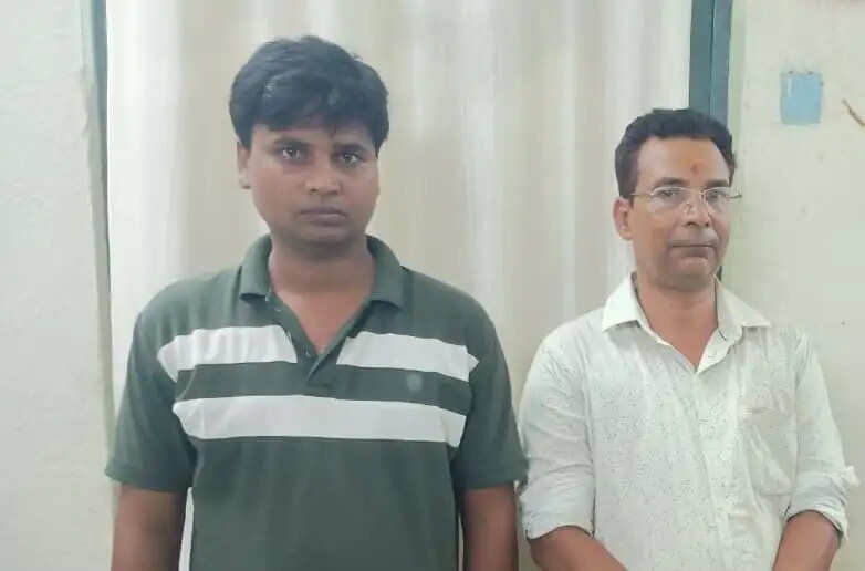 शिक्षा के मंदिर में चल रहा था बालिग अपराधी को नाबालिग बनाने खेल,हेडमास्टर और शिक्षिका गिरफ्तार