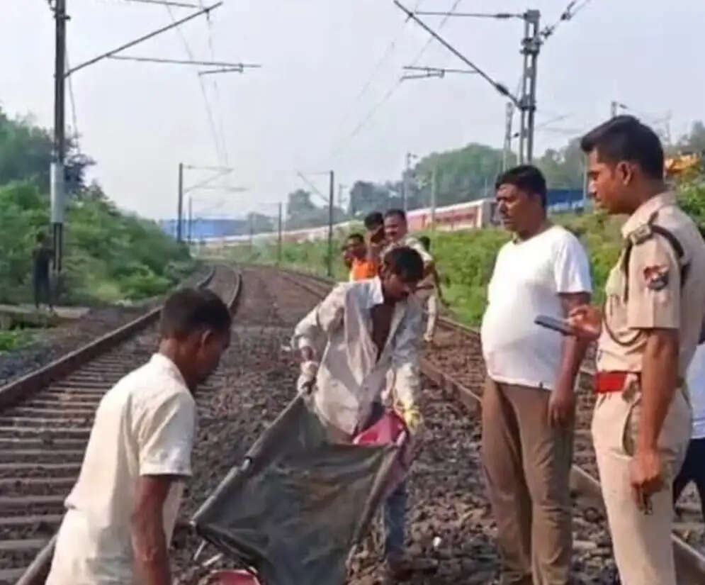 विभूति एक्सप्रेस की चपेट में आने से युवक की मौत