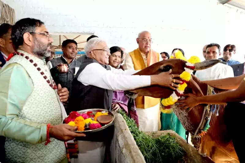 राज्यपाल पटेल ने किया गौवंश का पूजन मुरारीलाल तिवारी गौशाला का किया भ्रमण