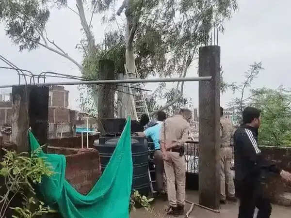 भोपाल में 12 घंटे पेड़ पर बैठा रहा युवक, रेस्क्यू के दौरान 25 फीट नीचे गिरा,&nbsp;गंभीर घायल
