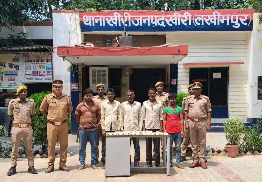 लखीमपुर खीरी पुलिस ने 5 शातिर दबोचे, जेवरात और तमंचा बरामद