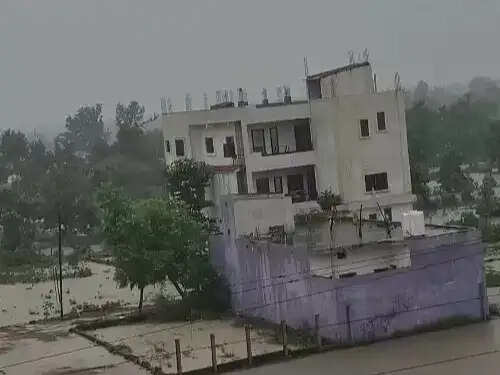 बिलासपुर बारिश से बेहाल: बाढ़ में बुजुर्ग महिला की मौत, कॉलोनियां डूबीं, ट्रेनें थमीं, करोड़ों का नुकसान