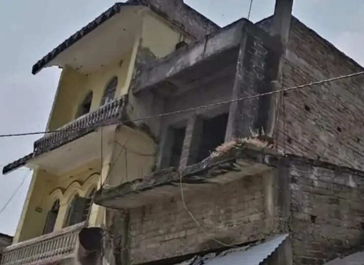 नवगछिया में गंगा का रौद्र रूप: 'कटघुरना' के भंवर में समा रहे पक्के मकान, 30 घरों पर मंडराया खतरा