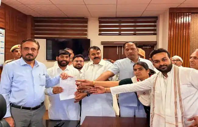 नारनौल में बदहाल सड़क पर फूटा गुस्साः कांग्रेस का प्रदर्शन, प्रशासन को चेतावनी