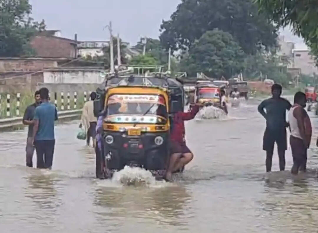 वीआईपी कॉलोनियों में घुसा बाढ़ का पानी, एनएच-80 भी चपेट में