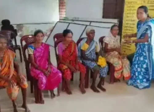तिमेड में वृद्धजन दिवस पर साड़ी-श्रीफल भेंट कर बुजुर्ग महिलाओं का किया सम्मान