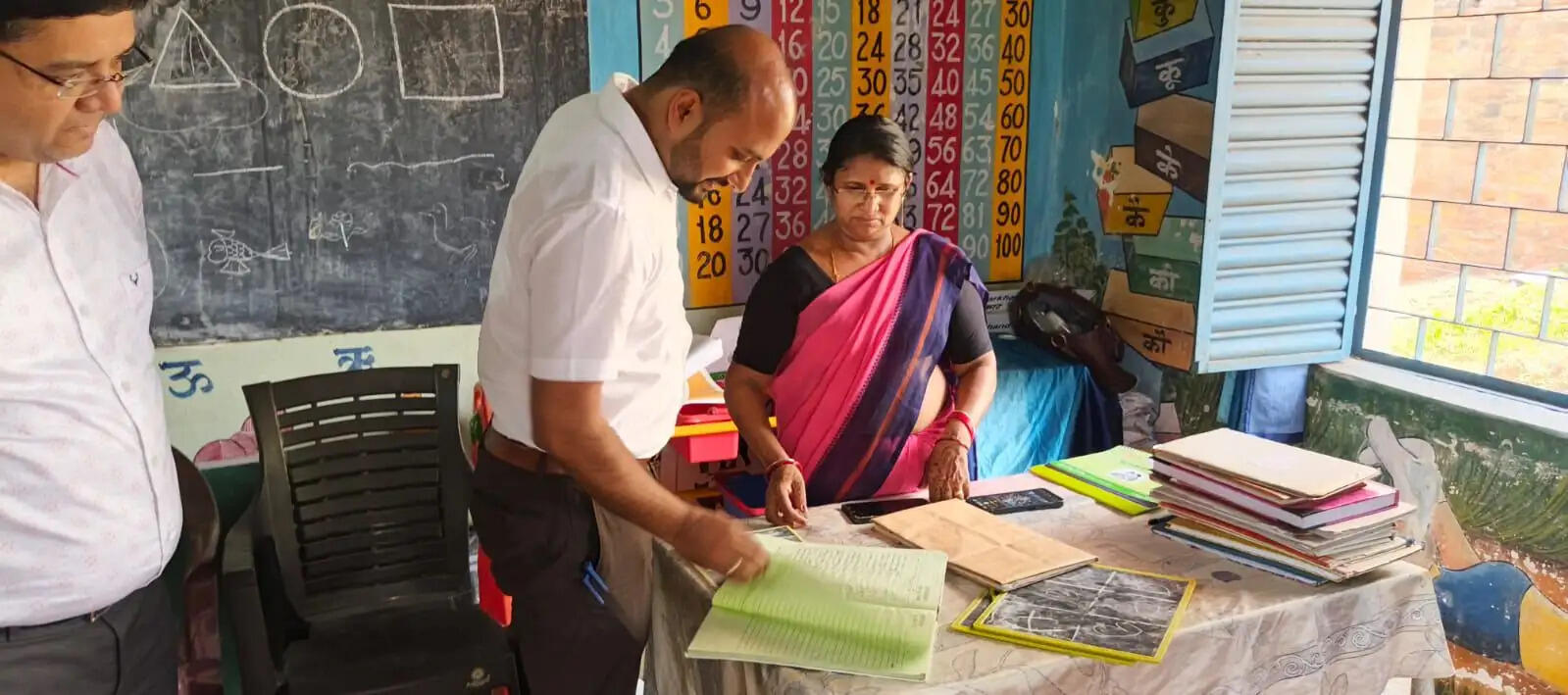 पतरातु प्रखंड पहुंचे डीसी, आंगनबाड़ी केंद्रों में व्यवस्था को दुरूस्त करने का दिया निर्देश