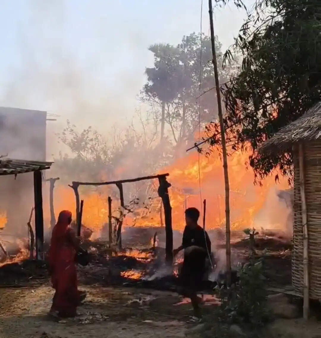 मढ़ौरा के तेजपुरवा में शॉर्ट सर्किट से लगी आग