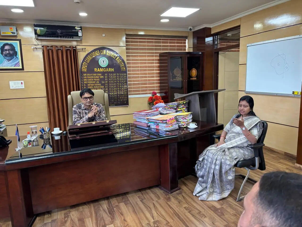 रामगढ़ के विकास कार्यों के लिए विधायक ने डीसी से की मुलाकात