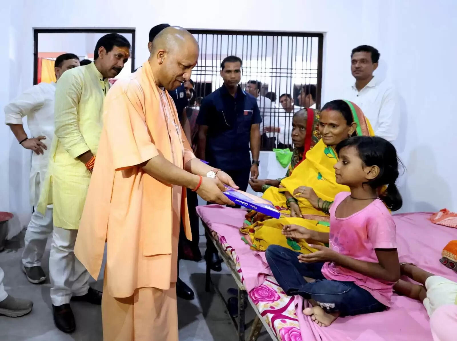 वाराणसी: मुख्यमंत्री ने देर शाम बाढ़ पीड़ितों को वितरित की राहत सामग्री