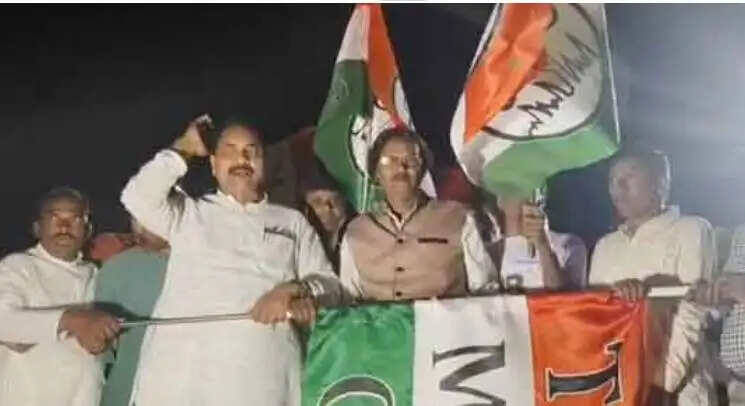 कांग्रेस से&nbsp;निष्कासित&nbsp;नेता ने थामा तृणमूल का दामन