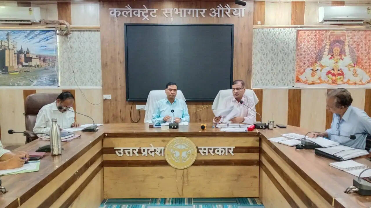 सेवा संकल्प अभियान की तैयारियों को लेकर जिलाधिकारी ने की बैठक में दिये निर्देश