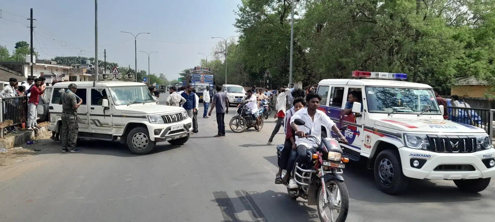 ट्रक के चपेट में आने से बाईक सवार व्यक्ति की मौत, मातम