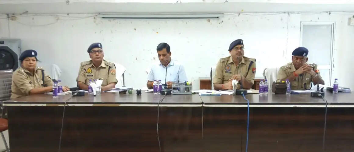 देवरिया : एमएलसी चुनाव को लेकर पुलिसकर्मियों की ब्रीफिंग, निष्पक्षता से ड्यूटी करने के निर्देश