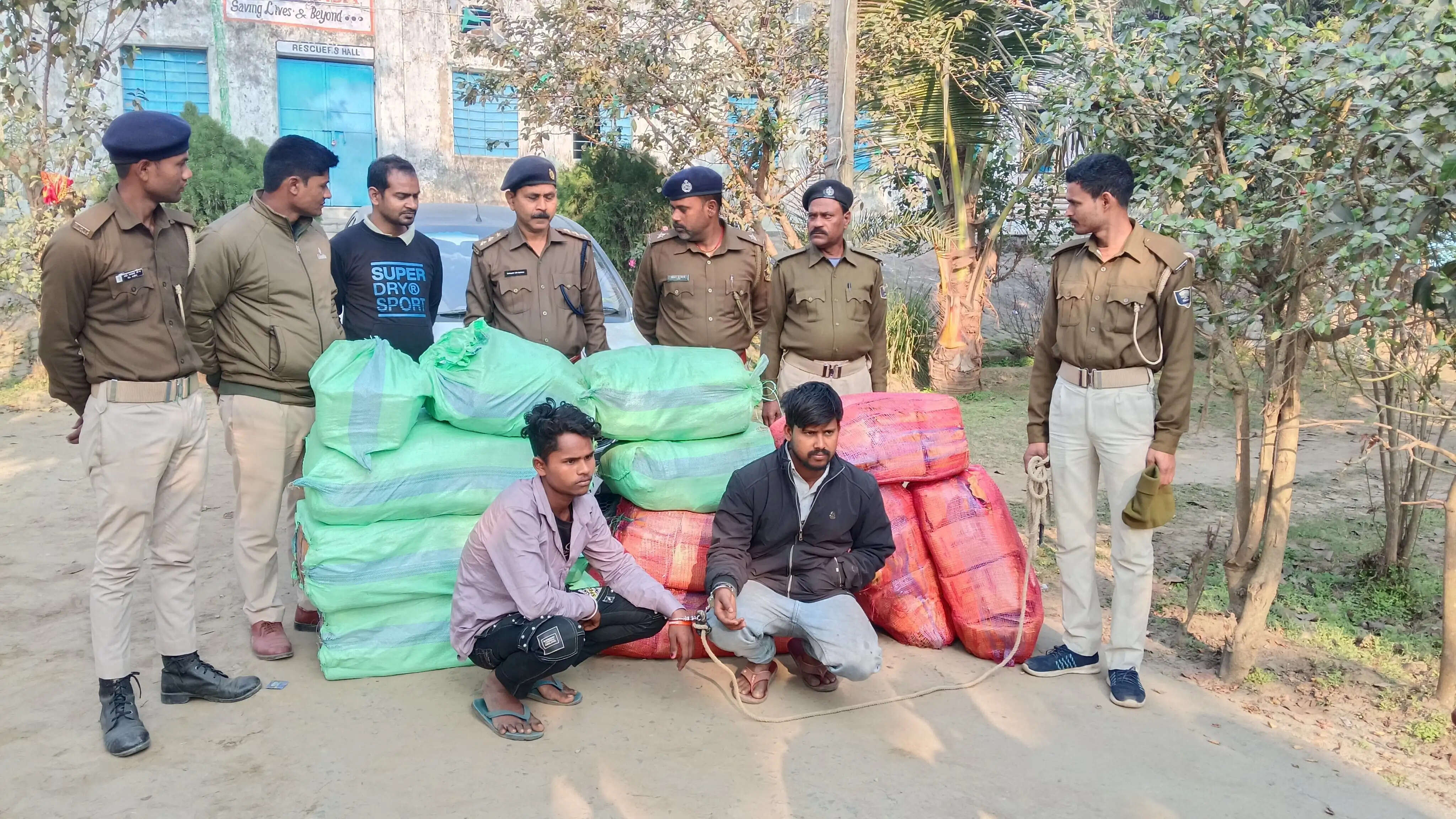 सिमराही में मद्यनिषेध पुलिस की बड़ी कार्रवाई, 45 कार्टन देशी शराब के साथ दो गिरफ्तार