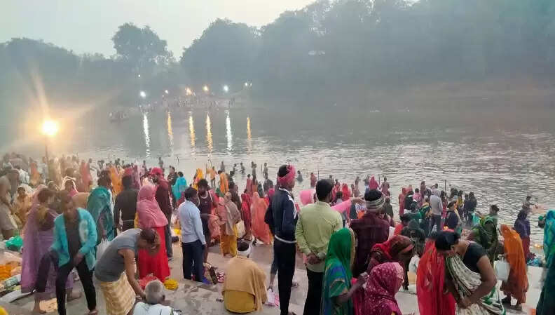 कार्तिक पूर्णिमा पर श्रद्धालुओं ने गाेमती नदी में किया पुण्य स्नान