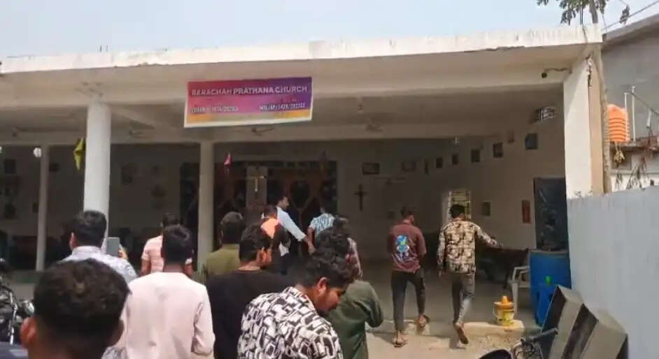 बिना अनुमति प्रार्थना सभा आयोजित करने पर पुलिस की सख्त कार्रवाई, 6 लोगों को किया गिरफ्तार