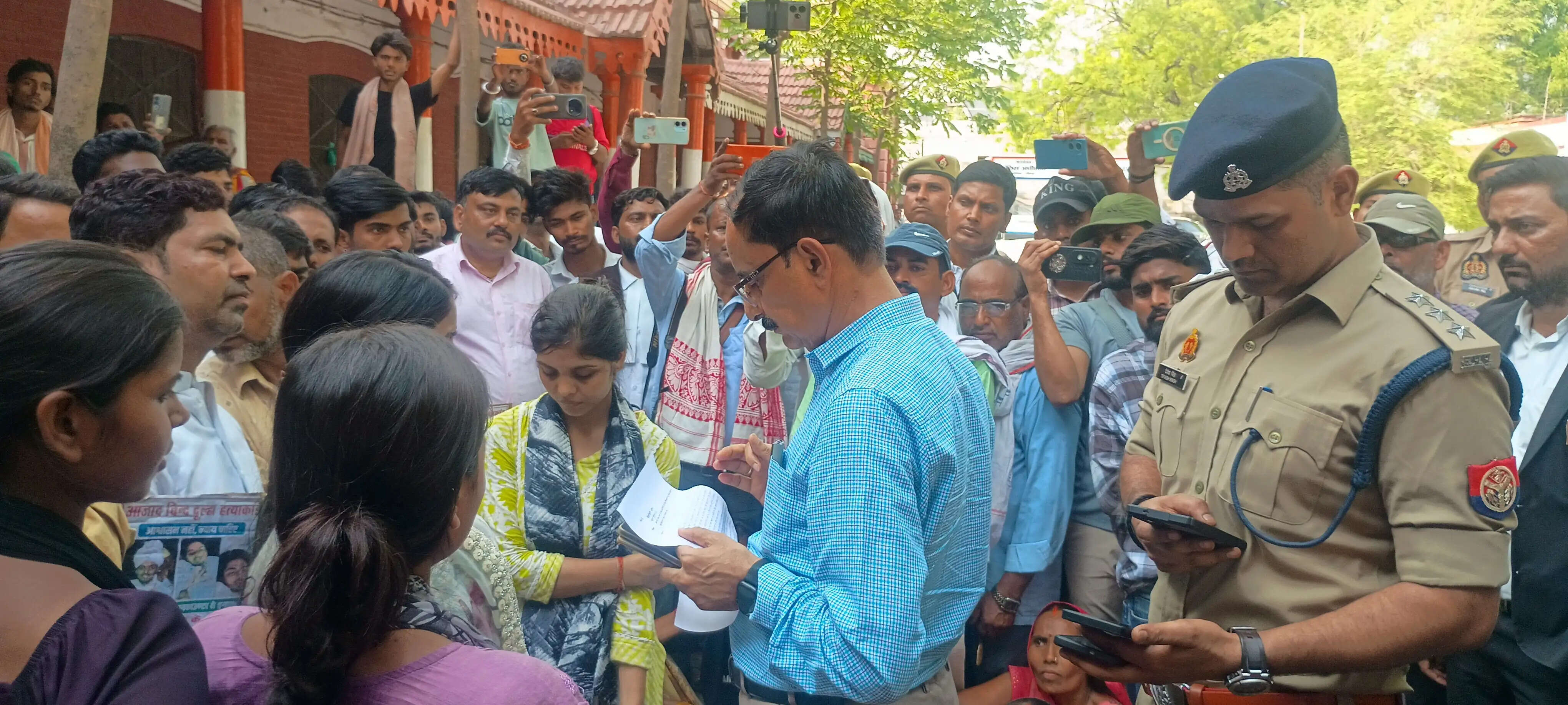 इंसाफ की मांग को लेकर सड़क पर उतरा परिवार, पुलिस पर आरोपियों को बचाने का आरोप