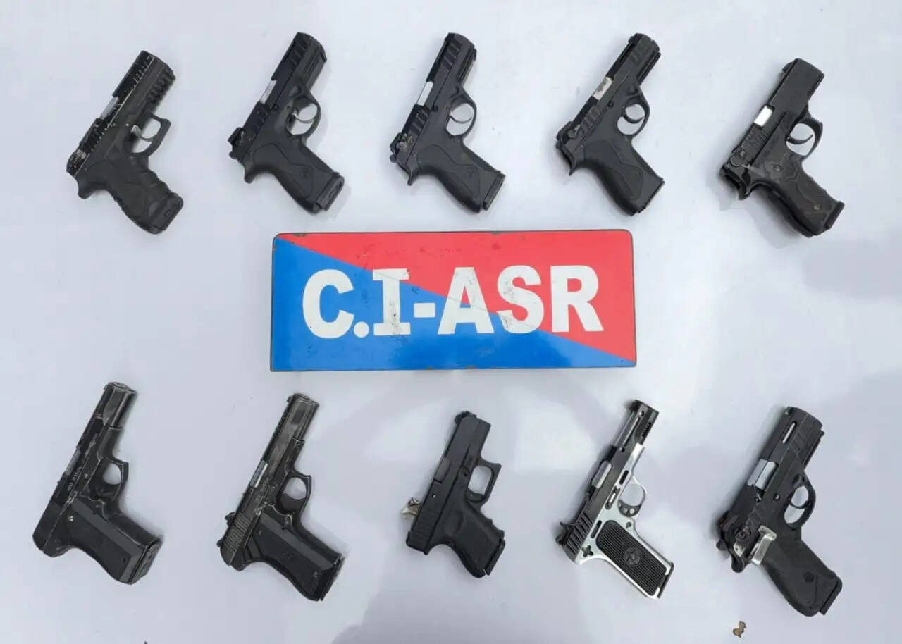 अमृतसर में सीमा पार से चल रहे अवैध हथियार तस्करी मॉड्यूल से जुड़े दो व्यक्ति काबू