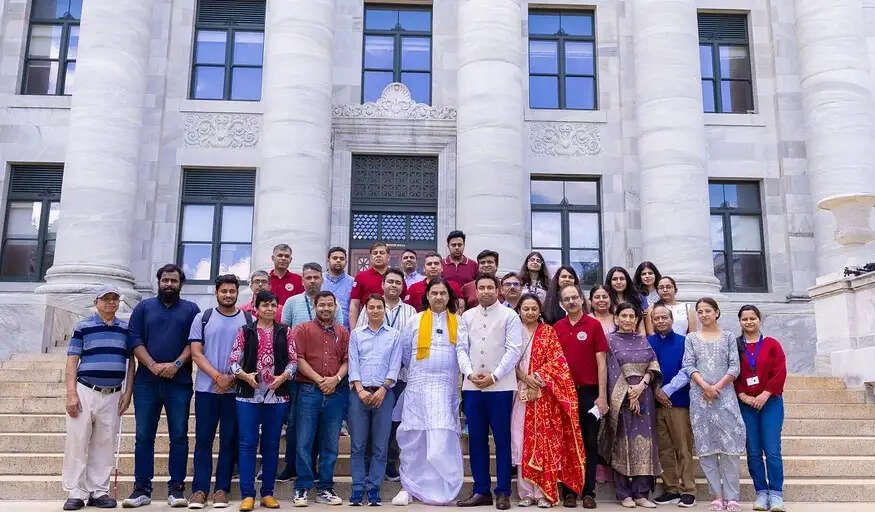 हावर्ड यूनिवर्सिटी पहुंचे देवकीनंदन महाराज, सनातन संवाद काे किया संबाेधित