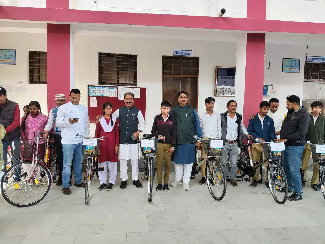 अनूपपुर: नपाध्यक्ष से साइकिल पाकर बच्चों के चेहरे खिले, 21 छात्र-छात्राओं को मिली