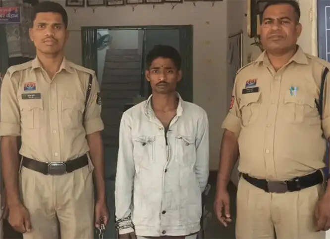 चाकू दिखाकर जान से मारने की धमकी, आराेपित गिरफ्तार