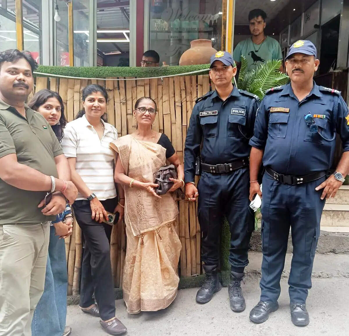 नकदी और आभूषणों से भरा पर्स महिला को सकुशल लौटाया