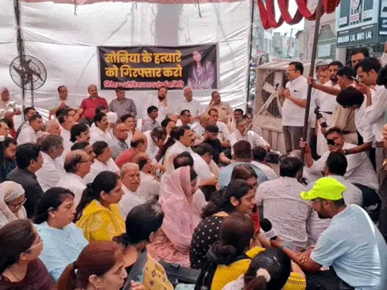 हिसार में सामाजिक संगठनों ने धरना देकर उठाई सोनिया के हत्यारोपियों की गिरफ्तारी की मांग