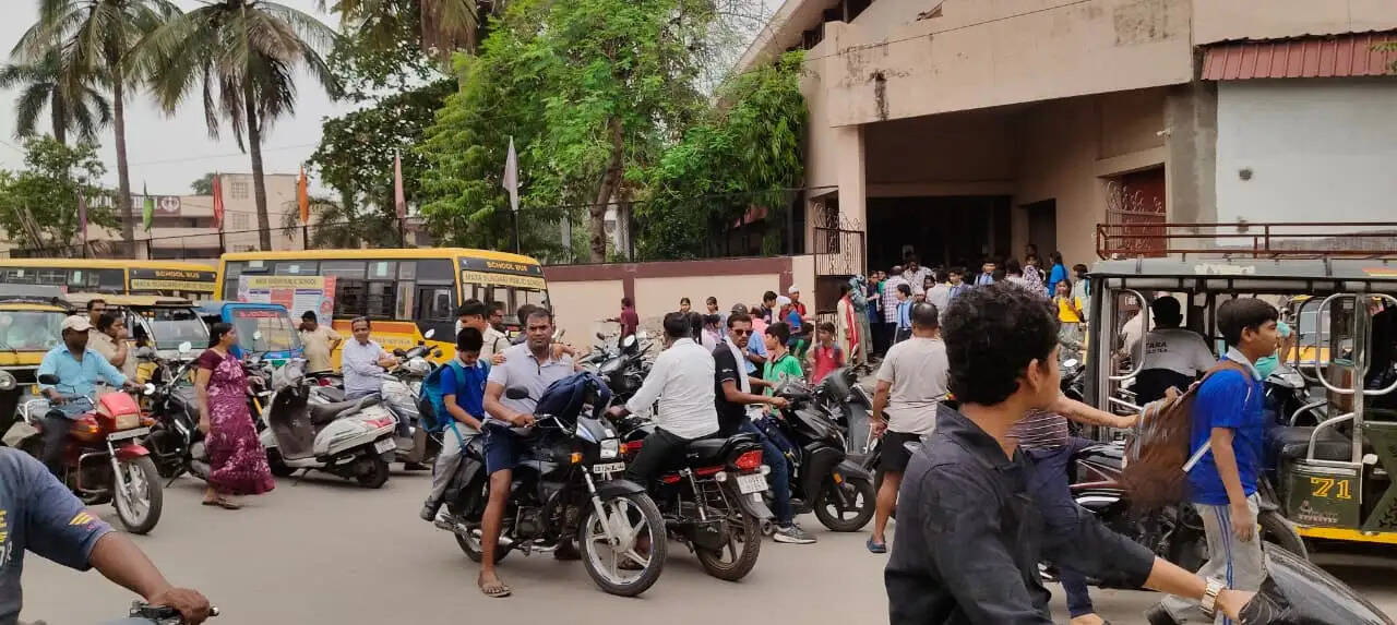 रायपुर : स्कूल-कॉलेजों के बाहर पिंक पेट्रोल की निगरानी, छात्राओं की सुरक्षा पर विशेष फोकस