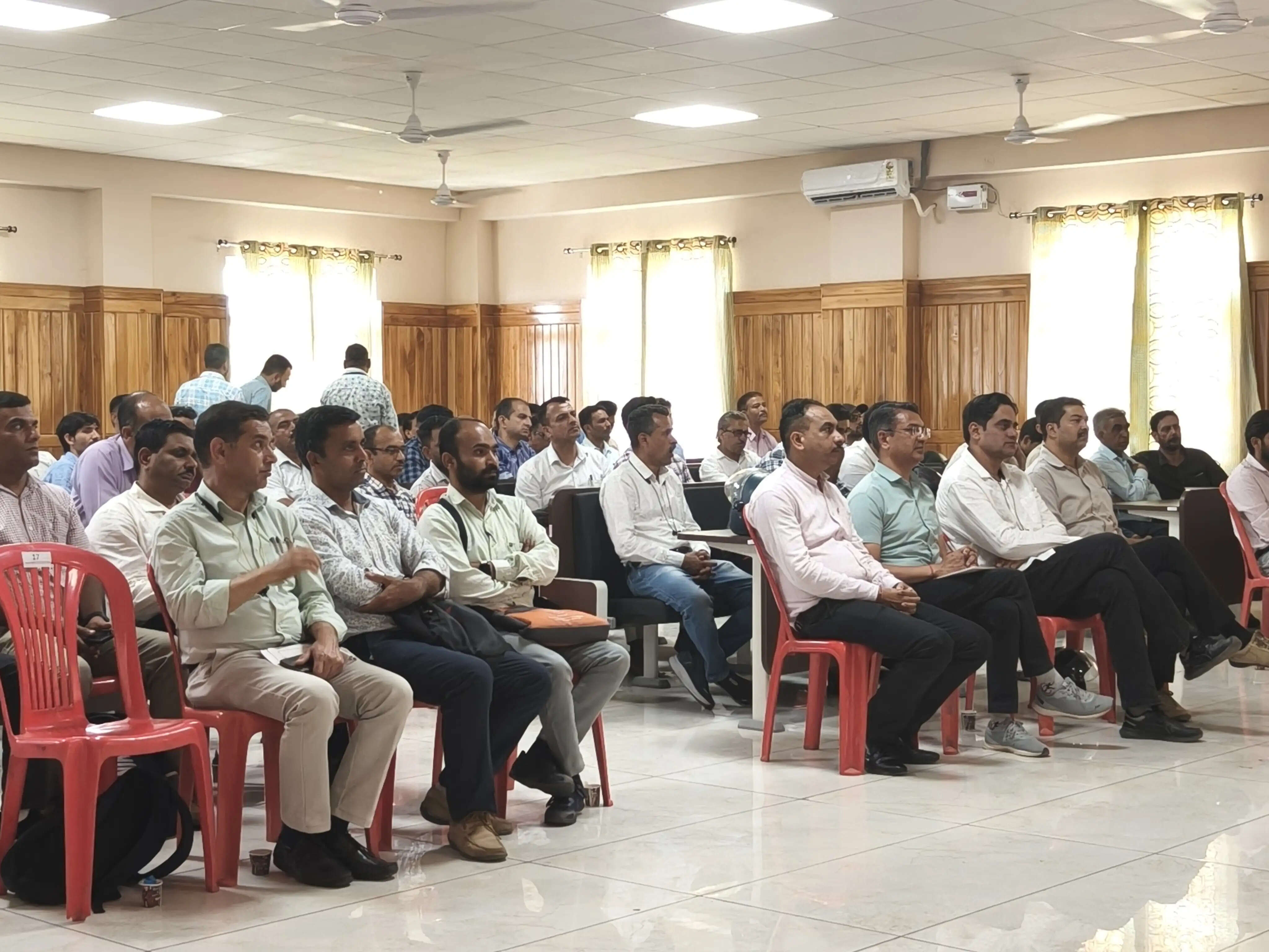 नगर परिषद चुनावों को लेकर नाहन में पोलिंग कर्मियों को कराई गई चुनावी रिहर्सल