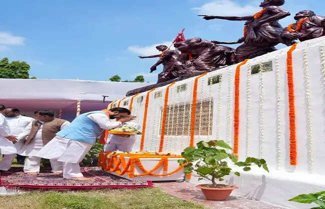 शहीद दिवस पर मुख्यमंत्री सम्राट चौधरी ने अमर शहीदों को दी श्रद्धांजलि