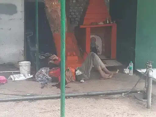 इंदौर:&nbsp;सीएचएमओ कार्यालय के पीछे युवक का शव मिला, सिर पर पत्थर से वार के निशान, हत्या की आशंका