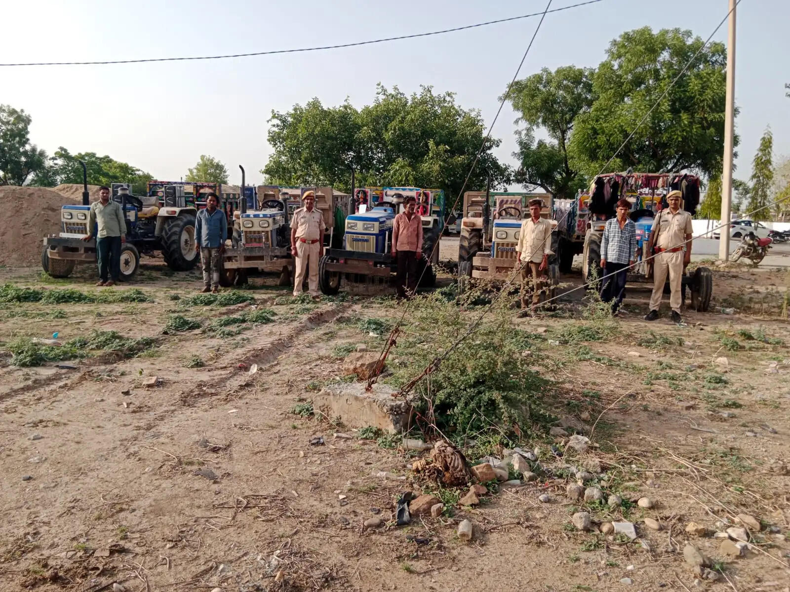 अवैध बजरी परिवहन पर पारसोली पुलिस की कार्रवाई, पांच वाहन पकड़े, 25 टन बजरी जब्त, पांच गिरफ्तार