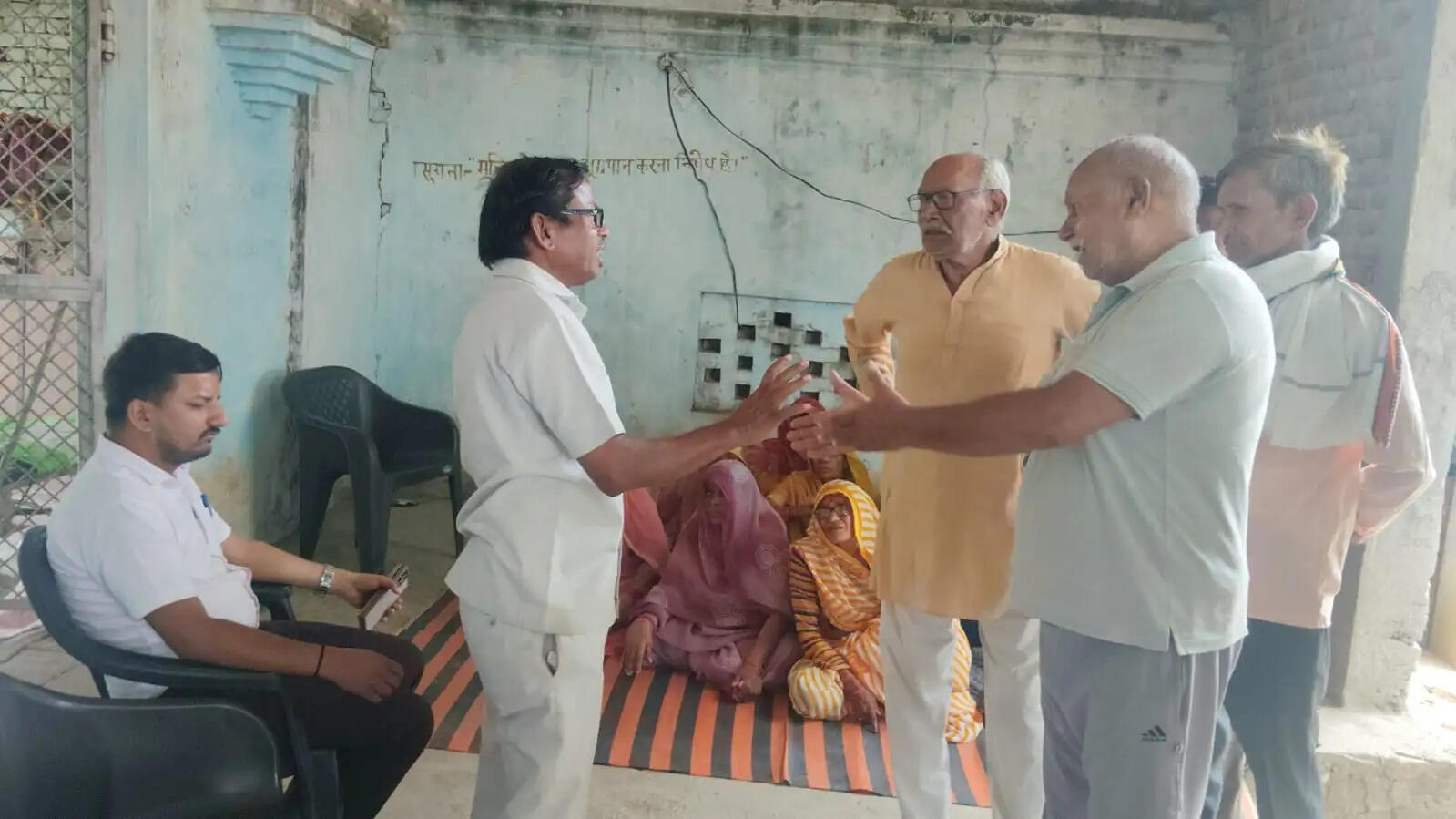 राम-जानकी मंदिर परिसर में अन्नपूर्णा भंडार निर्माण का विरोध, ग्रामीणों ने रुकवाया कार्य