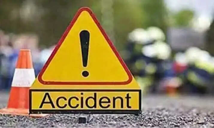 नोएडा में बाइक पर सवार दो युवकों को ट्रक ने कुचला, एक की मौत