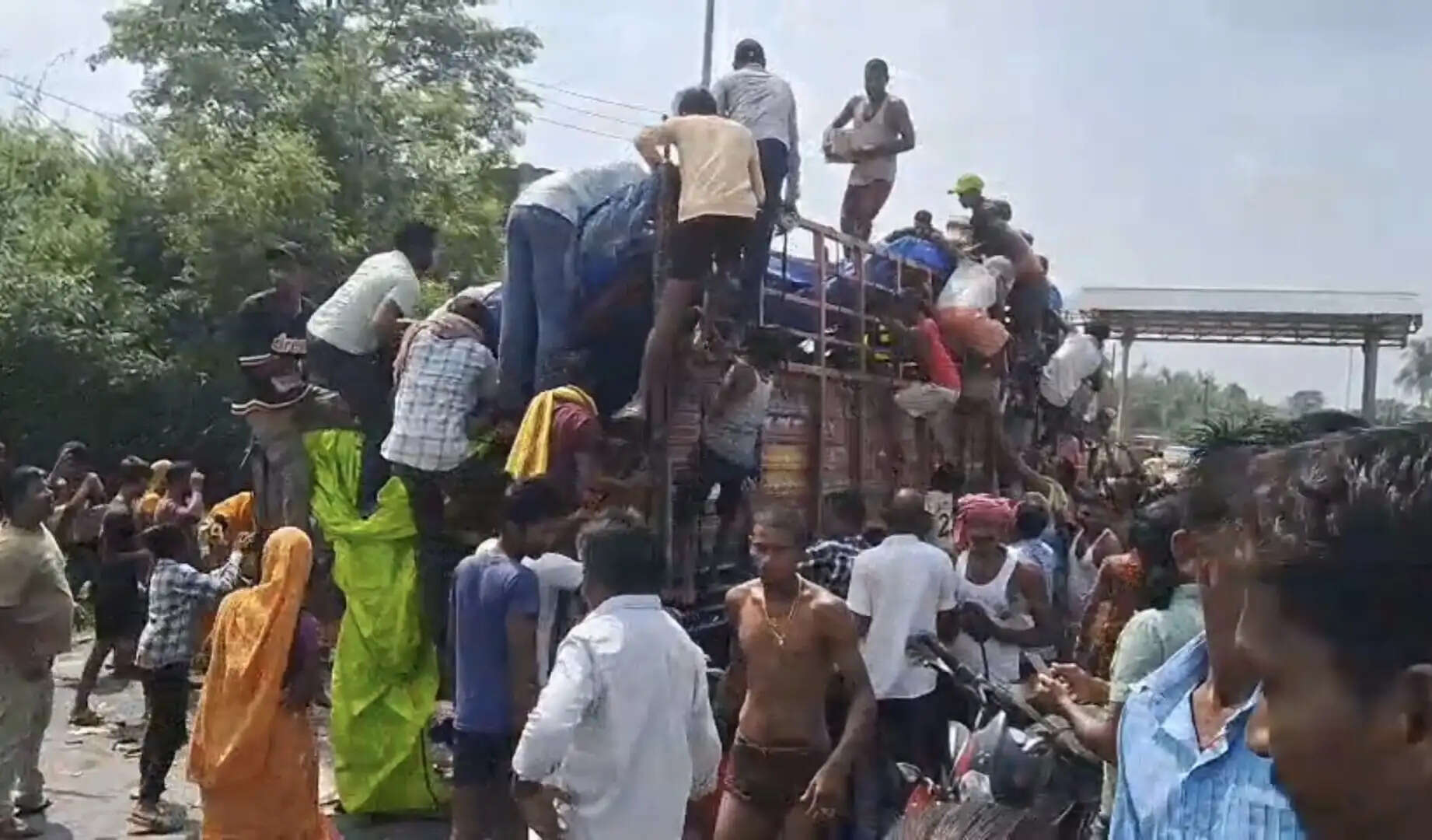 सड़क हादसे में दुर्घटनाग्रस्त ट्रक पर लोडेड विदेशी शराब को ग्रामीणों ने लूटा