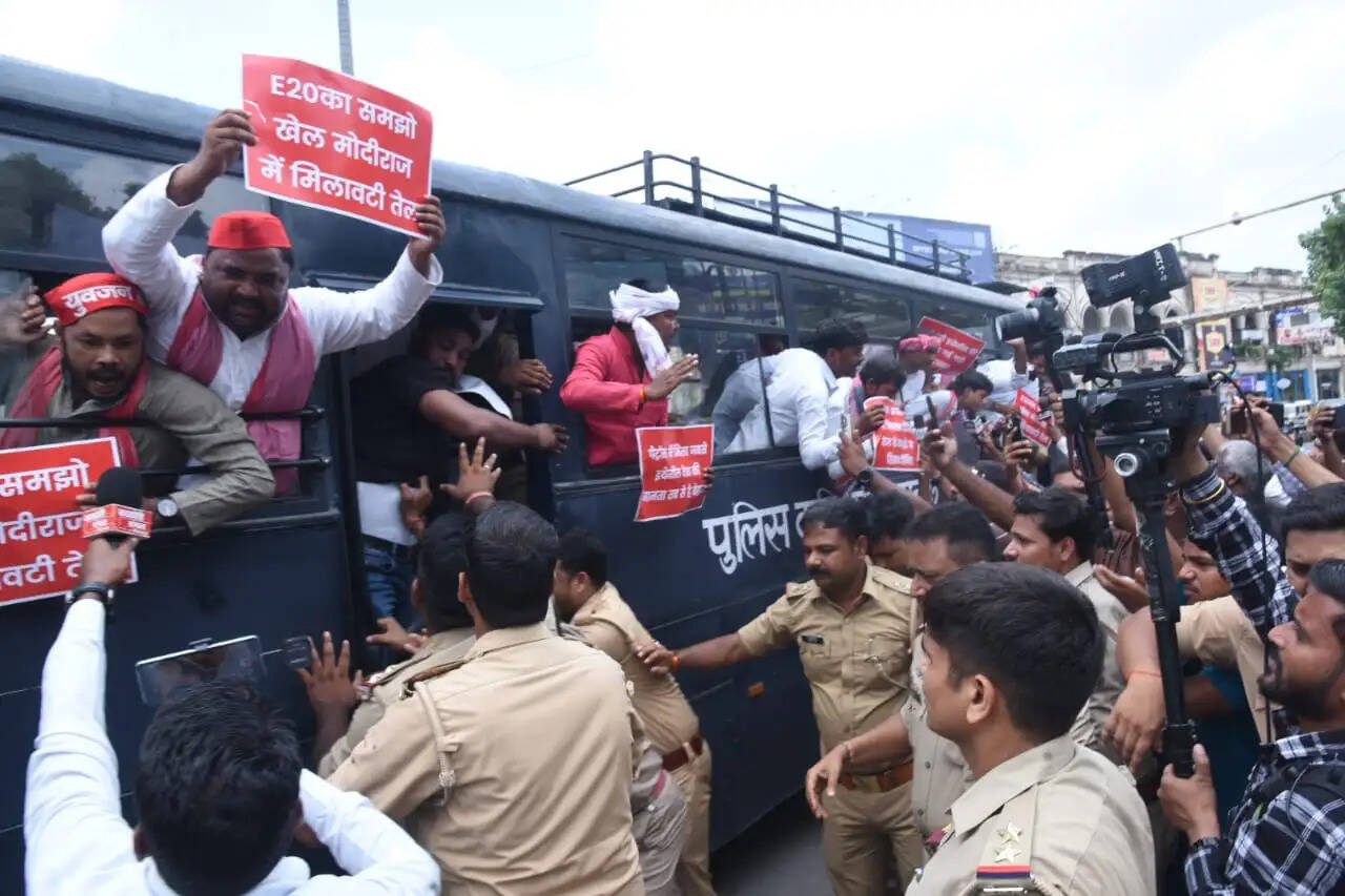लखनऊ : सपा छात्र और युवजन सभा के कार्यकर्ताओं ने इथेनॉल मिश्रण और महंगाई के विरोध में किया प्रदर्शन