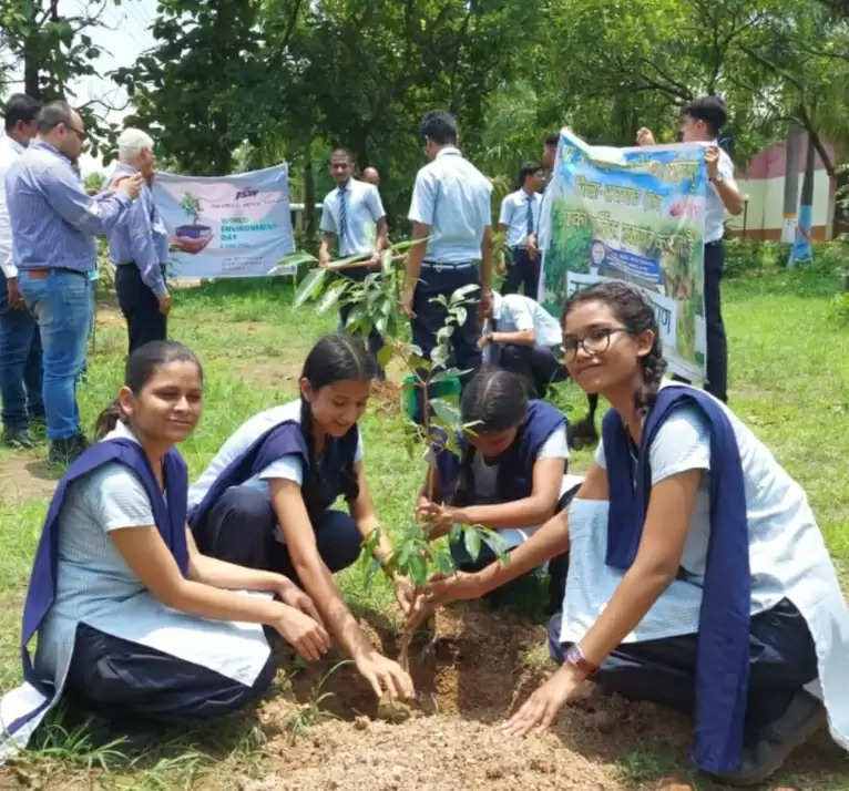 हरित क्रांति में जेएसडब्ल्यू की भागीदारी, सजग प्रहरी बनकर गांव गांव में करा रहे वृक्षारोपण