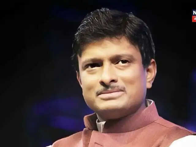 बप्पादित्य दासगुप्ता की गिरफ्तारी के बाद विरोध, कोर्ट ले जाते समय फेंके गए अंडे