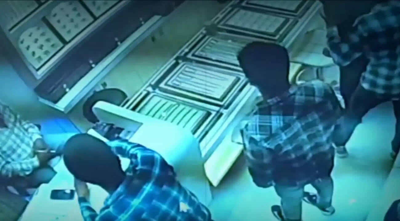 आस्था ज्वेलर्स में हथियार के बल पर लूट