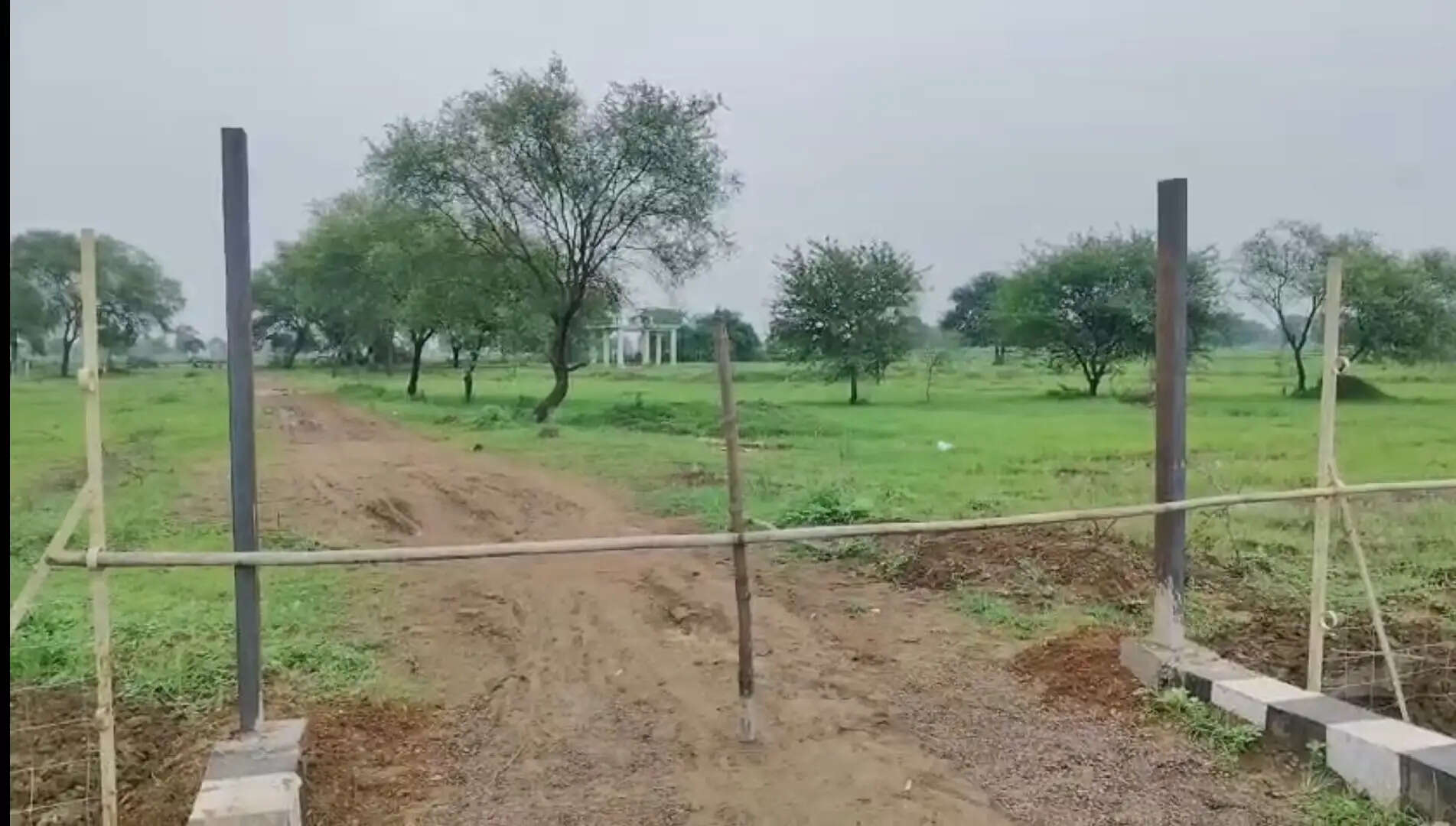 श्मशान पर पहरा, अंतिम संस्कार को लेकर गांव में बवाल