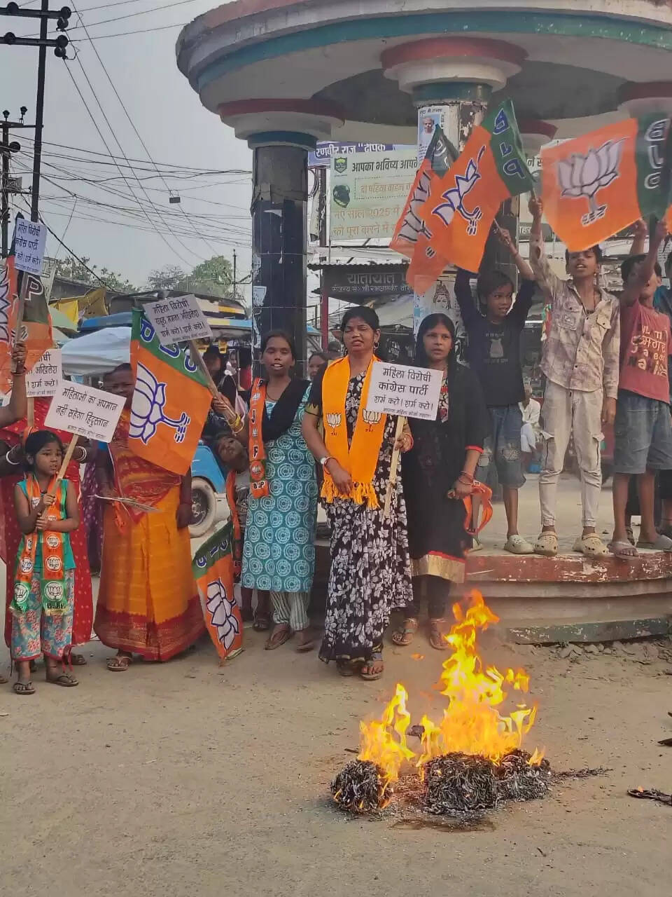 भाजपा महिला मोर्चा ने आरक्षण बिल पास नही होने पर राहुल गांधी का पुतला दहन किया