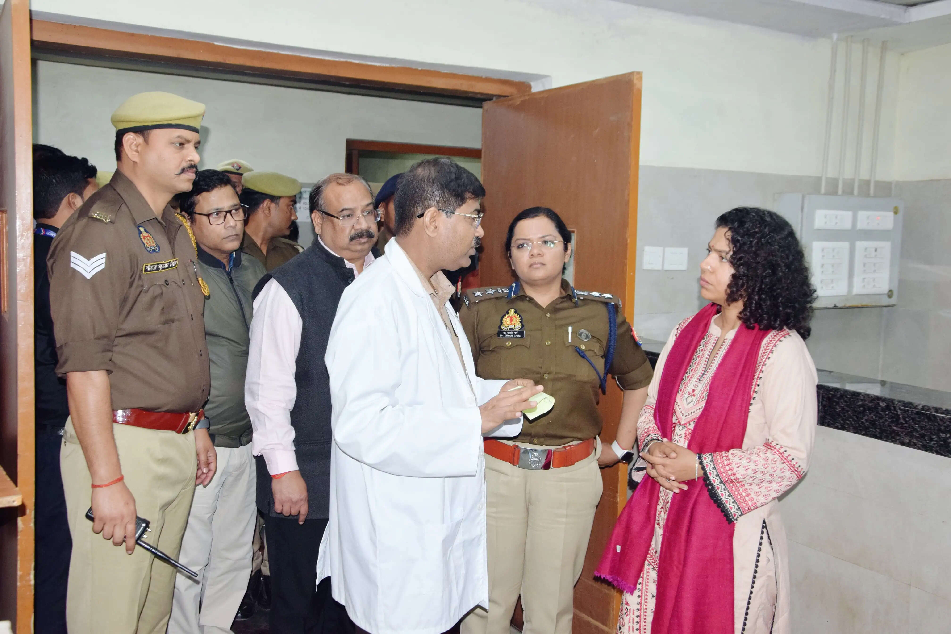 लखीमपुर खीरी में दो सड़क हादसाें में एक छात्र समेत दाे लाेगाें की मौत, 16 घायल