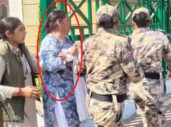 महिला ने लखनऊ में लोकभवन के बाहर आत्मदाह का किया प्रयास